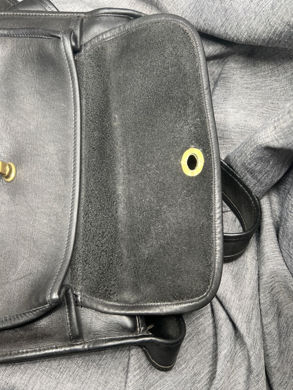 Coach Vintage Taft Black Leather Crossbody 9980 Bag with Brass-Tone Turn Lock - Picture 12 of 16